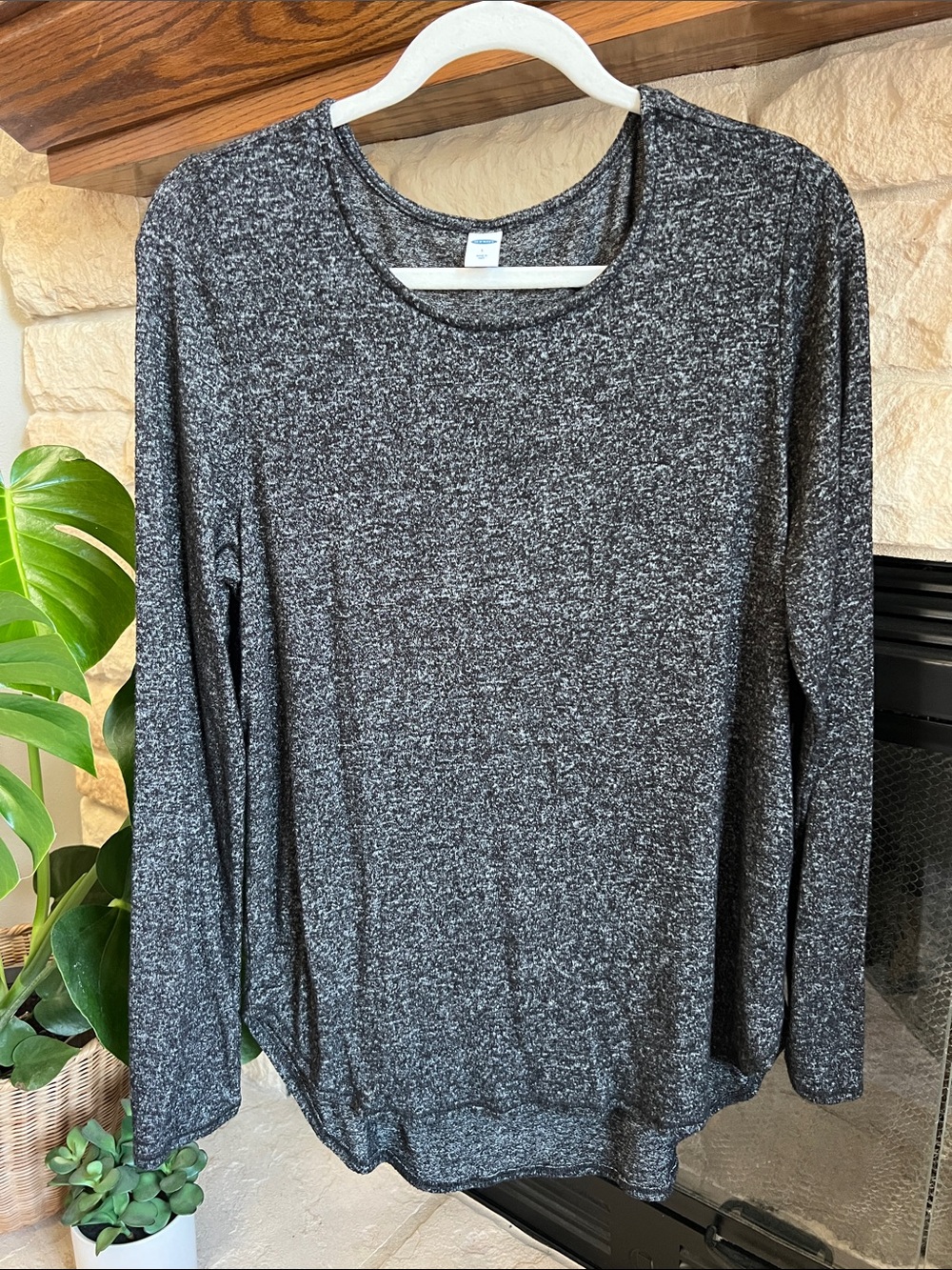Old Navy Heathered Charcoal Long Sleeve Crewneck Top